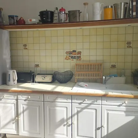 Chez Anne-marie Bourgeois * קרקסון